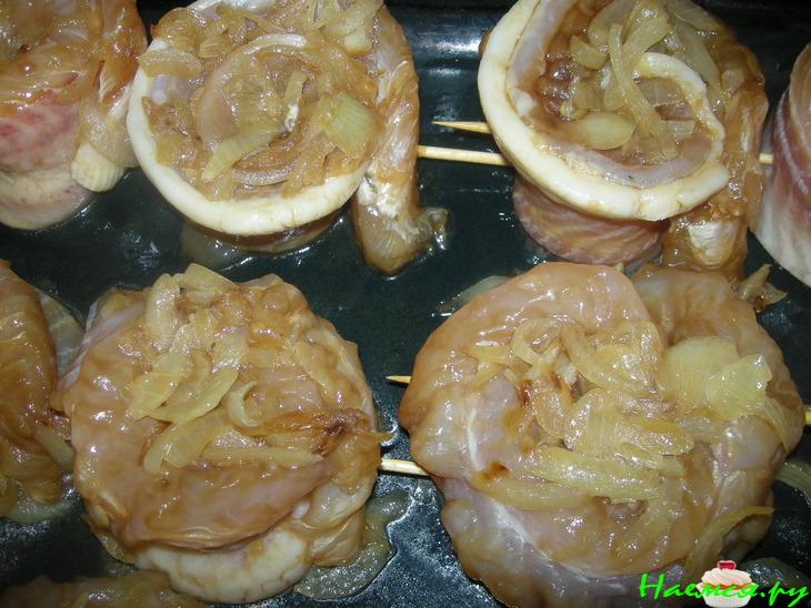 Рыбные рулетики с морковкой в сметане