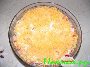 Слоеный салат с крабовыми палочками