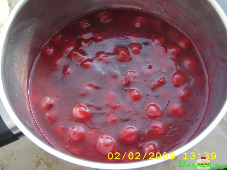 Пирог с вишнёво-пудинговой начинкой под штройзелем Пирог с вишнёво-пудинговой начинкой под штройзелем