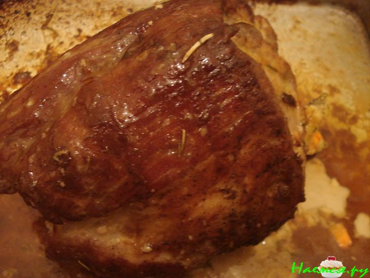 Кусок пикантного свиного мяса запечённого в духовке