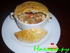 Куриное мясо с луком пореем под крышкой из теста Куриное мясо с луком пореем под крышкой из теста