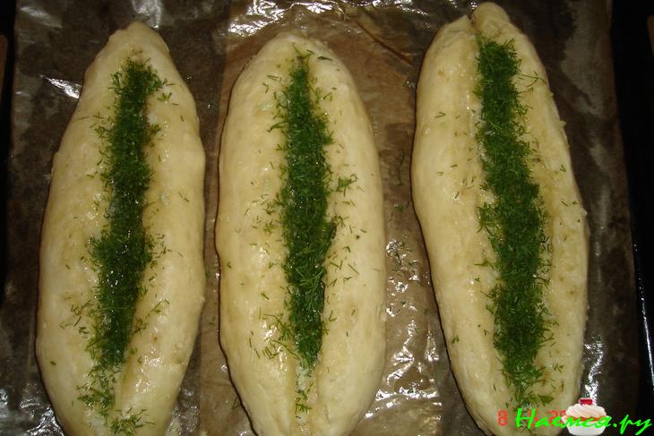 Чесночный дрожжевой батон с укропом