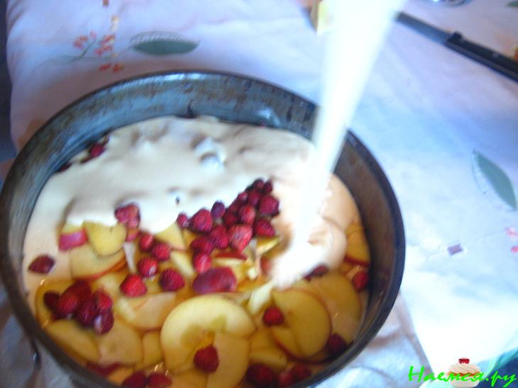 Шарлотка с персиками и земляникой