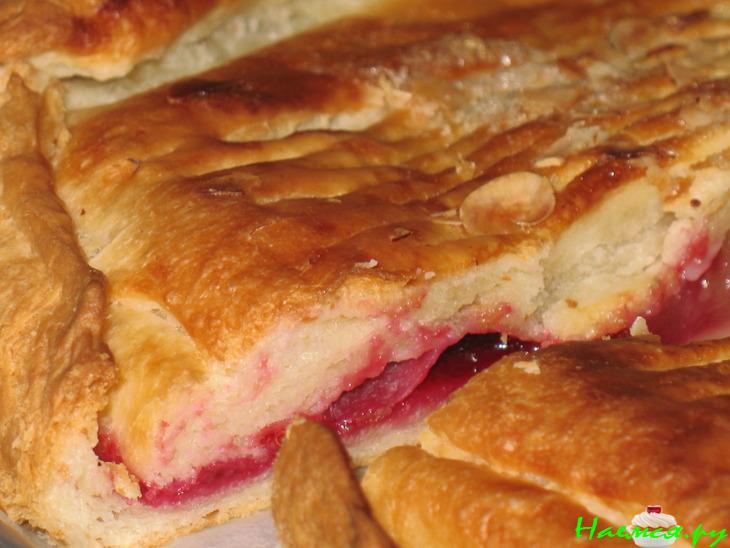 Пирог с клюквой и ананасом из слоеного творожно-дрожжевого теста