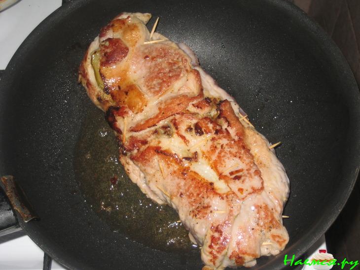 Свиной рулет с грибами и солеными огурцами Свиной рулет с грибами и солеными огурцами