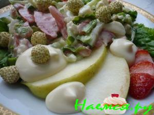 Салат "Летний fusion" с белой земляникой