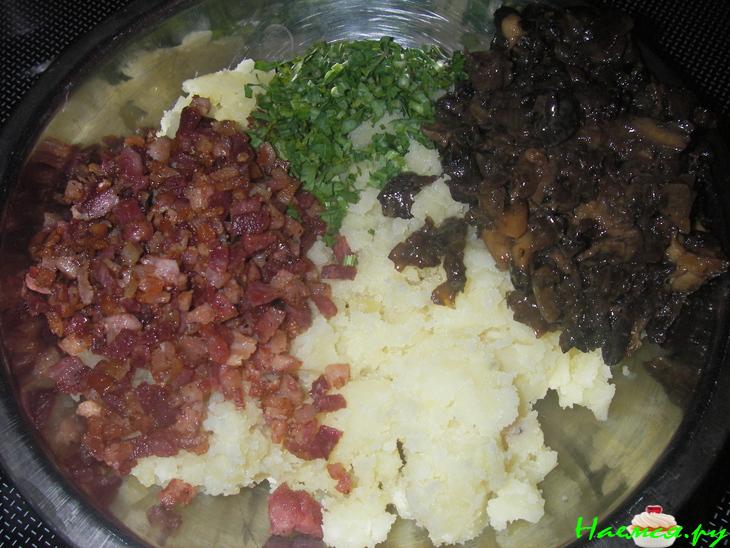 Перец фаршированный беконом, картофелем и грибами