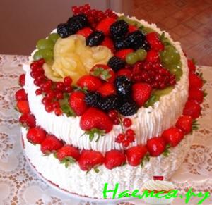 Торт "Лукошко с фруктами" со взбитыми сливками