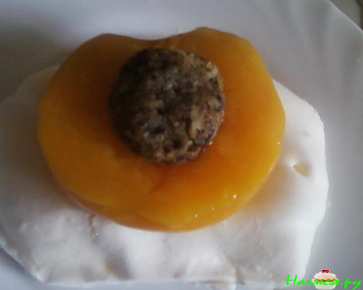 Десерт-мороженое с персиками