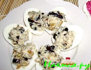 Фаршированные баклажаном яйца