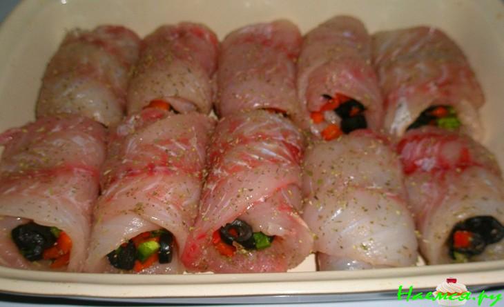 Рыбные рулетики с начинкой из паприки и маслин