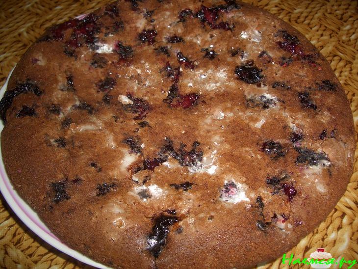 Шоколадный пирог с ягодами