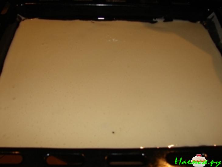 Рулет с клюквой и варёной сгущёнкой