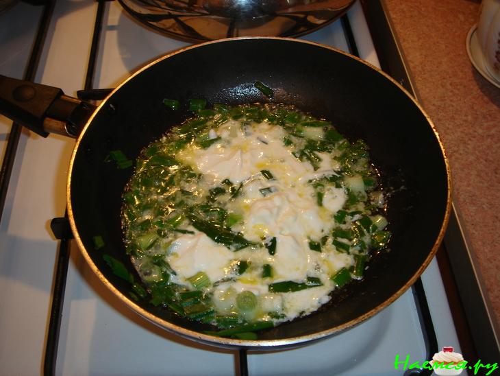 Спагетти под соусом из зеленого лука с мятой