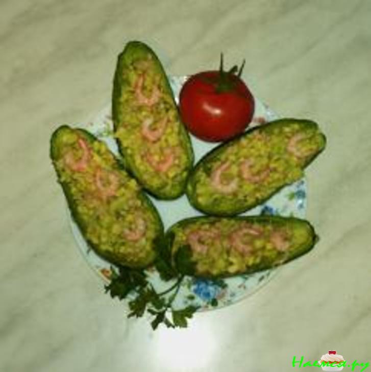 Авокадо с креветками и кедровыми орешками