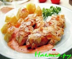 Куриное филе в миндальной корке с картофелем