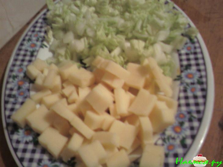 Салат из морепродуктов с сыром и авокадо