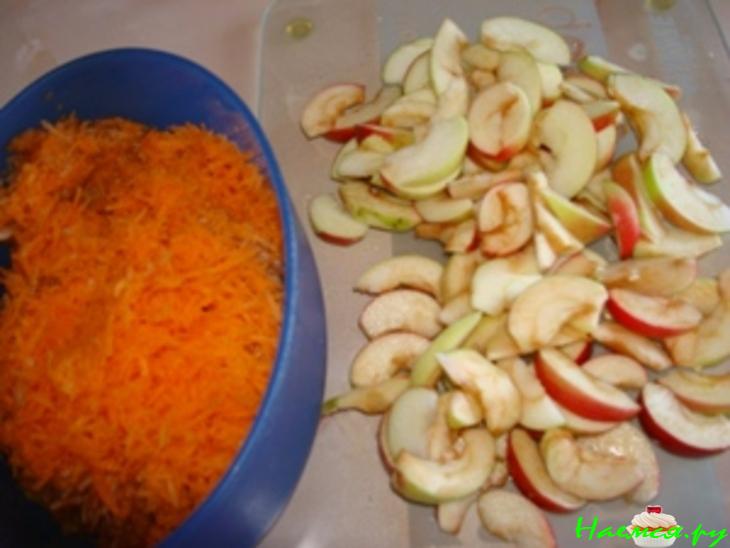 Яблочно-ореховый пирог с морковной стружкой