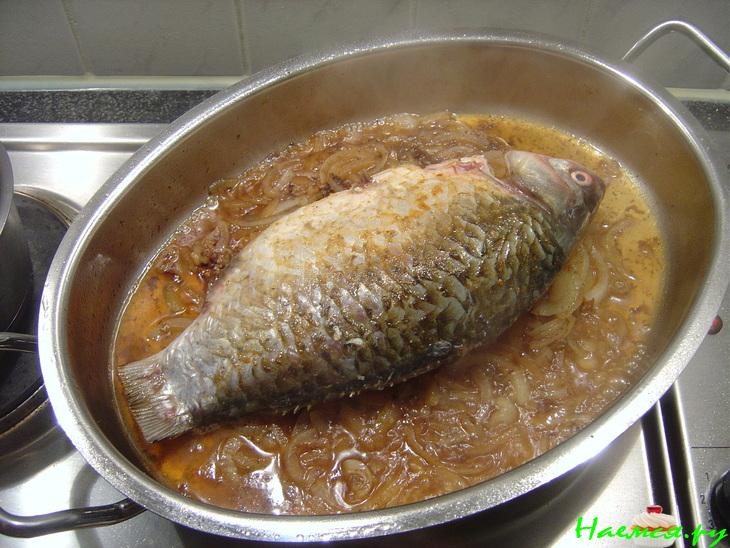 Карп тушеный с виноградом