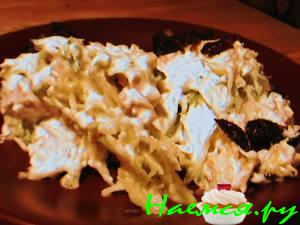 Салат с курицей, овощами и фруктами