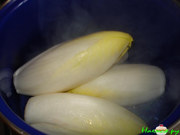 Цикорный салат с ветчиной под сырной корочкой