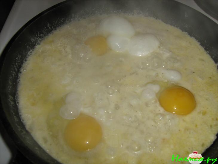 Яичница в сметанно-луковом соусе