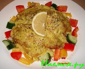 Филе морской рыбки с кунжутом под шафрановым соусом и белым вином