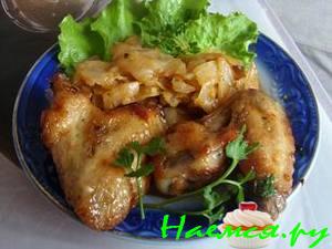 Глазированные куриные крылышки с тушеной капустой