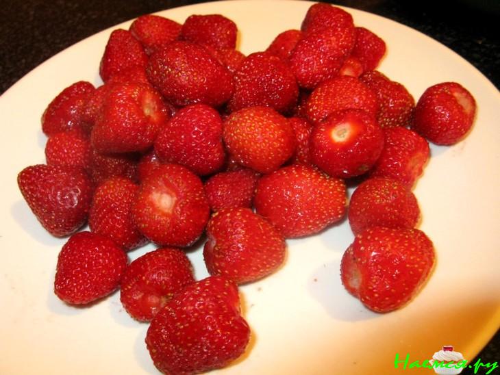 Торт с клубнично-ревеневым муссом