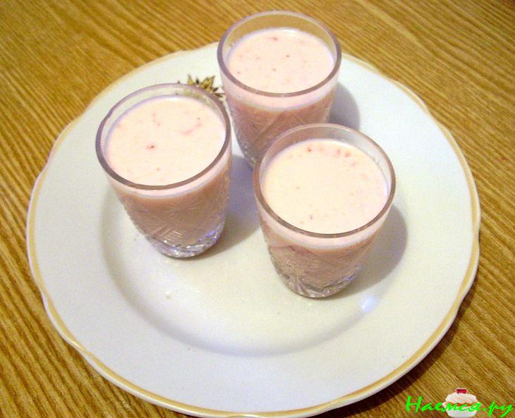 Мини-пирожное с орехами. малиной и шоколадом