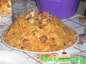 Плов с бараниной, морковкой, луком и чесноком 