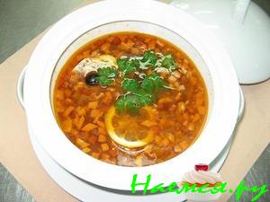 Солянка сборная мясная с лимоном и сметаной