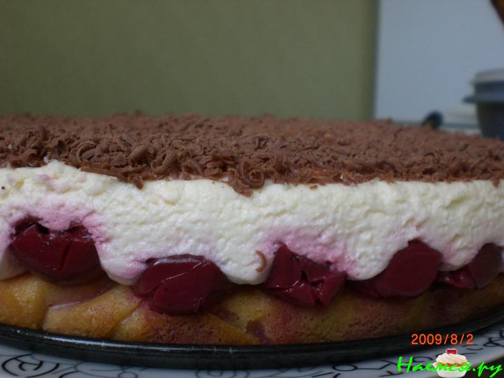 Вишневый пирог с кремом и шоколадом