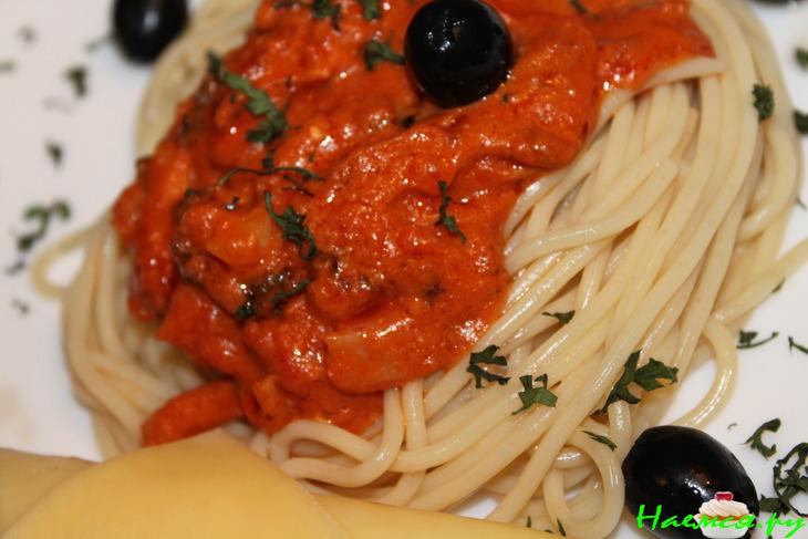 Паста с ветчиной и грибами в томатном соусе