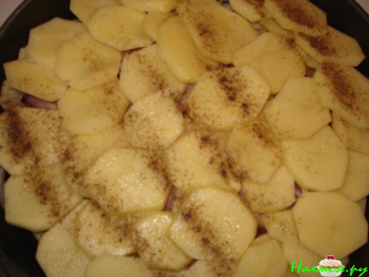 Картофель запеченный с вином и луком с сырной корочкой