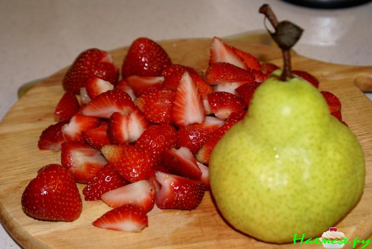 Салат из индейки с клубникой и грушей