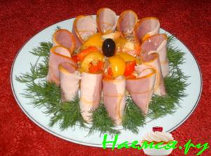 Овощной салат в короне из бекона