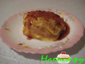 Сыр во фритюре с брусничным соусом