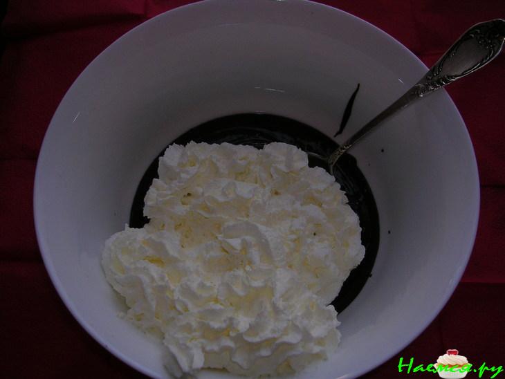 Шоколадный торт с кофейными куличиками из мороженного