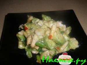 Салат простой куриный с авокадо Салат простой куриный с авокадо