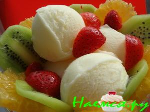 Легкое ванильное мороженое на основе йогурта