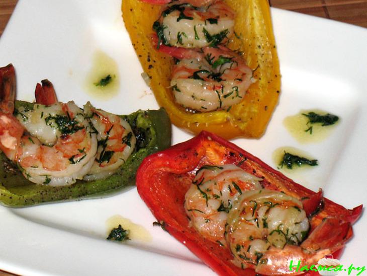 Жареные креветки в лодочках из паприки Жареные креветки в лодочках из паприки