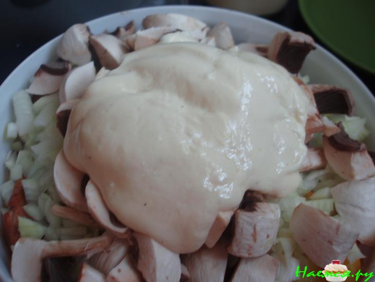 Картофель в горшочке с мясом и грибами