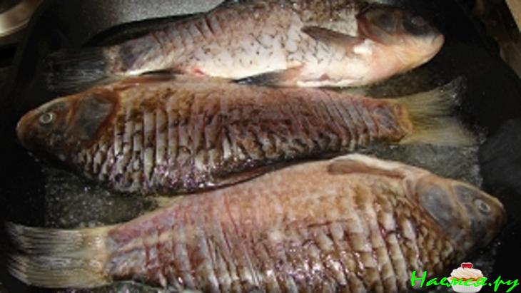 Караси в сметане с шампиньонами и чесноком Караси в сметане с шампиньонами и чесноком