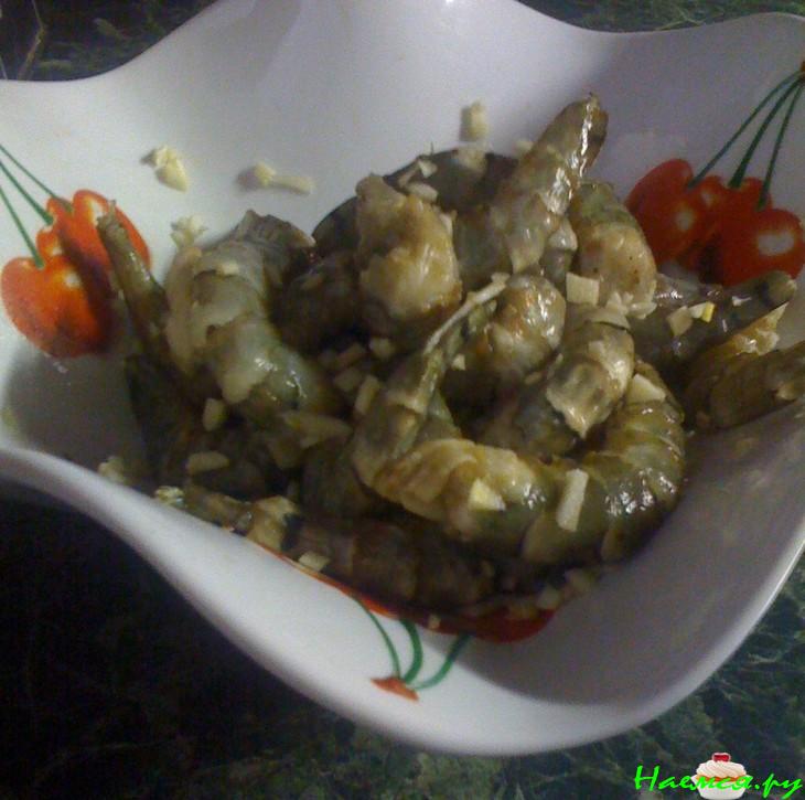 Тигровые креветки в слоенных рулетиках