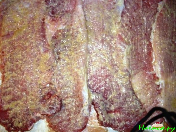 Рулет свиной с черносливом, грецкими орехами, чесноком, горчицей и хреном