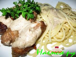 Мясные пальчики с сырно-грибным соусом