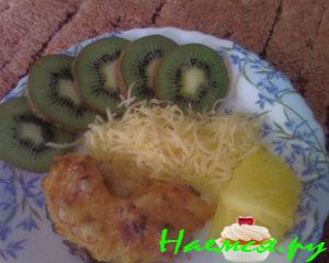 Мясо с ананасами и сыром