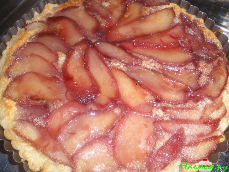 Миндальный тарт с винными грушами Миндальный тарт с винными грушами