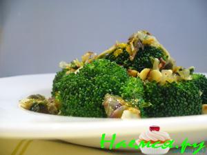 Брокколи с миндальным соусом